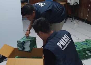 Tim penyidik Ditreskrimsus Polda Aceh membawa berkas dokumen pembiayaan dari kantor BPRS Gayo, Aceh Tengah, usai penggeledahan kasus dugaan pembiayaan fiktif. Kamis (8/5/2025).