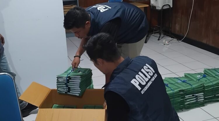 Tim penyidik Ditreskrimsus Polda Aceh membawa berkas dokumen pembiayaan dari kantor BPRS Gayo Aceh Tengah usai penggeledahan kasus dugaan pembiayaan fiktif Kamis 852025 KETIKKABARcom Tim penyidik Ditreskrimsus Polda Aceh membawa berkas dokumen pembiayaan dari kantor BPRS Gayo Aceh Tengah usai penggeledahan kasus dugaan pembiayaan fiktif Kamis 852025