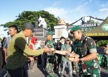 Prajurit Kodam Iskandar Muda membagikan sarapan gratis kepada Warga dalam program Jumat Berkah di Banda Aceh Jumat 9 Mei 2025 KETIKKABARcom Prajurit Kodam Iskandar Muda membagikan sarapan gratis kepada Warga dalam program Jumat Berkah di Banda Aceh Jumat 9 Mei 2025