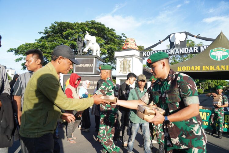 Prajurit Kodam Iskandar Muda membagikan sarapan gratis kepada Warga dalam program Jumat Berkah di Banda Aceh Jumat 9 Mei 2025 KETIKKABARcom Prajurit Kodam Iskandar Muda membagikan sarapan gratis kepada Warga dalam program Jumat Berkah di Banda Aceh Jumat 9 Mei 2025