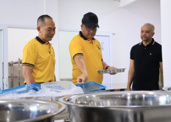 Kapolda Aceh Irjen Dr Achmad Kartiko bersama Ketua Bhayangkari Daerah Aceh Ny Rani Achmad Kartiko meninjau Dapur Satuan Pelayanan Pemenuhan Gizi SPPG di Desa Lambung Banda Aceh Jumat 9 Mei 2025 Peninjauan ini mendukung program nasional Makan Bergizi Gratis MBG bagi anak sekolah KETIKKABARcom Kapolda Aceh Irjen Dr Achmad Kartiko bersama Ketua Bhayangkari Daerah Aceh Ny Rani Achmad Kartiko meninjau Dapur Satuan Pelayanan Pemenuhan Gizi SPPG di Desa Lambung Banda Aceh Jumat 9 Mei 2025 Peninjauan ini mendukung program nasional Makan Bergizi Gratis MBG bagi anak sekolah