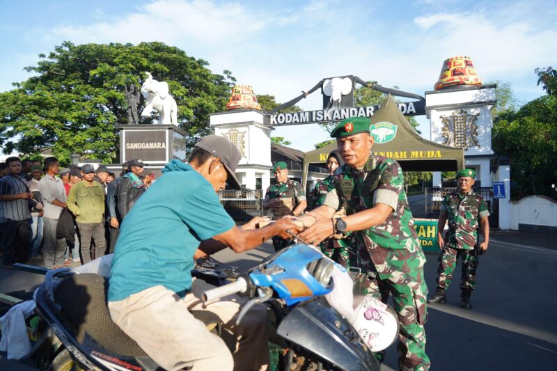 Prajurit Kodam Iskandar Muda membagikan sarapan gratis kepada Tukang Becak dalam program Jumat Berkah di Banda Aceh Jumat 9 Mei 2025 KETIKKABARcom Prajurit Kodam Iskandar Muda membagikan sarapan gratis kepada Tukang Becak dalam program Jumat Berkah di Banda Aceh Jumat 9 Mei 2025