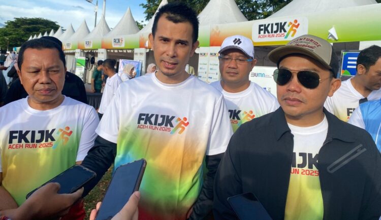 Pelaksana Tugas Direktur Utama Bank Aceh M Hendra Supardi saat meninjau layanan digital di arena FKIJK Run 2025 Ahad 11 Mei 2025