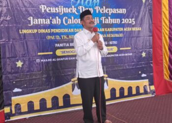 Wakil Bupati Aceh Besar, Drs Syukri A Jalil memberikan sambutan saat melepas keberangkatan JCH lingkup Disdikbud Aceh Besar, di Masjid Gani, Kecamatan Ingin Jaya, Aceh Besar, Kamis (15/5/2025). FOTO/ DOK DISDIKBUD ACEH BESAR