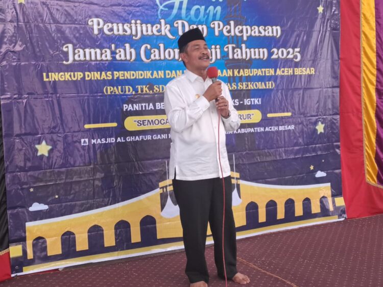 Wakil Bupati Aceh Besar Drs Syukri A Jalil memberikan sambutan saat melepas keberangkatan JCH lingkup Disdikbud Aceh Besar di Masjid Gani Kecamatan Ingin Jaya Aceh Besar Kamis 1552025 FOTO DOK DISDIKBUD ACEH BESAR KETIKKABARcom Wakil Bupati Aceh Besar Drs Syukri A Jalil memberikan sambutan saat melepas keberangkatan JCH lingkup Disdikbud Aceh Besar di Masjid Gani Kecamatan Ingin Jaya Aceh Besar Kamis 1552025 FOTO DOK DISDIKBUD ACEH BESAR