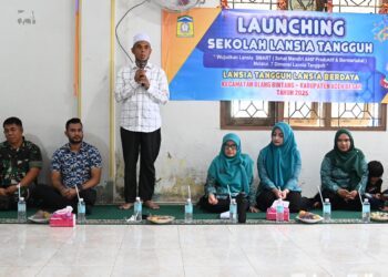 Kepala DP2KBPP dan PA Kabupaten Aceh Besar Drs Fadhlan menyampaikan sambutannya pada acara launching Sekolah Lansia di Gampong Blang Kecamatan Blang Bintang Aceh Besar Kamis 15052025 FOTO MC ACEH BESAR KETIKKABARcom Kepala DP2KBPP dan PA Kabupaten Aceh Besar Drs Fadhlan menyampaikan sambutannya pada acara launching Sekolah Lansia di Gampong Blang Kecamatan Blang Bintang Aceh Besar Kamis 15052025 FOTO MC ACEH BESAR