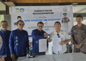 Kadisdikbud Aceh Besar, Bahrul Jamil SSos MSi dan Kepala Kejari Aceh Besar, Jemmy Novian Tirayudi, SH SH MSi memperlihatkan Nota Kesepakatan tentang Jaksa Masuk Sekolah yang telah ditandatangani oleh keduanya, di Lambaro, Kecamatan Ingin Jaya, Aceh Besar, Kamis (15/5/2025). FOTO/ DISDIKBUD ACEH BESAR