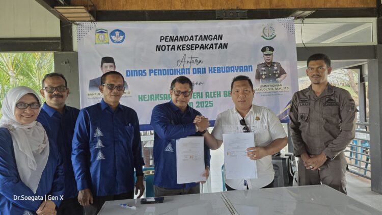 Kadisdikbud Aceh Besar Bahrul Jamil SSos MSi dan Kepala Kejari Aceh Besar Jemmy Novian Tirayudi SH SH MSi memperlihatkan Nota Kesepakatan tentang Jaksa Masuk Sekolah yang telah ditandatangani oleh keduanya di Lambaro Kecamatan Ingin Jaya Aceh Besar Kamis 1552025 FOTO DISDIKBUD ACEH BESAR