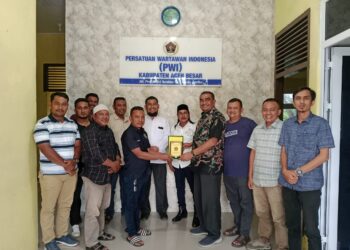 Kakan Kemenag Aceh Besar, Saifuddin, menyerahkan cendera mata kepada Ketua PWI Aceh Besar, Jufrizal, sebagai simbol silaturahmi dan komitmen kerja sama. Pertemuan ini menghasilkan kesepakatan untuk menindaklanjuti kolaborasi melalui penandatanganan MoU dalam waktu dekat.