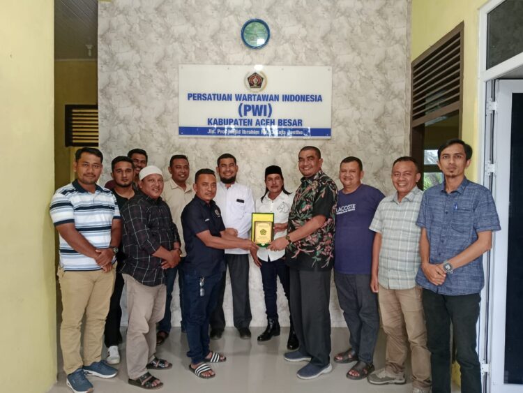 Kakan Kemenag Aceh Besar Saifuddin menyerahkan cendera mata kepada Ketua PWI Aceh Besar Jufrizal sebagai simbol silaturahmi dan komitmen kerja sama Pertemuan ini menghasilkan kesepakatan untuk menindaklanjuti kolaborasi melalui penandatanganan MoU dalam waktu dekat
