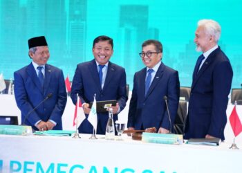 Plt Direktur Utama PT Bank Syariah Indonesia Tbk (BSI) Bob T.Ananta (dua dari kiri) didampingi Ketua Dewan Pengawas Syariah BSI Prof. Dr. KH. Hasanudin (paling kiri), Komisaris Utama BSI Muliaman D. Hadad (tiga dari kiri), Wakil Komisaris Utama/Independen BSI Adiwarman Azwar Karim (paling kanan) berbincang bersama sesaat sebelum pelaksanaan Rapat Umum Pemegang Saham Tahunan Tahun Buku 2024 PT Bank Syariah Indonesia Tbk di Jakarta (16/5).