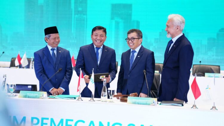 Plt Direktur Utama PT Bank Syariah Indonesia Tbk BSI Bob TAnanta dua dari kiri didampingi Ketua Dewan Pengawas Syariah BSI Prof Dr KH Hasanudin paling kiri Komisaris Utama BSI Muliaman D Hadad tiga dari kiri Wakil Komisaris UtamaIndependen BSI Adiwarman Azwar Karim paling kanan berbincang bersama sesaat sebelum pelaksanaan Rapat Umum Pemegang Saham Tahunan Tahun Buku 2024 PT Bank Syariah Indonesia Tbk di Jakarta 165 KETIKKABARcom Plt Direktur Utama PT Bank Syariah Indonesia Tbk BSI Bob TAnanta dua dari kiri didampingi Ketua Dewan Pengawas Syariah BSI Prof Dr KH Hasanudin paling kiri Komisaris Utama BSI Muliaman D Hadad tiga dari kiri Wakil Komisaris UtamaIndependen BSI Adiwarman Azwar Karim paling kanan berbincang bersama sesaat sebelum pelaksanaan Rapat Umum Pemegang Saham Tahunan Tahun Buku 2024 PT Bank Syariah Indonesia Tbk di Jakarta 165