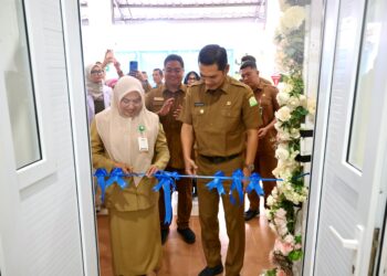 Plt Sekda Aceh, M. Nasir S.IP, MPA, meresmikan pelayanan Fetomaternal dan Rehabilitasi Anak Berkebutuhan Khusus, di Rumah Sakit Ibu dan Anak (RSIA) Pemerintah Aceh, di Punge Juroeng, Banda Aceh, Senin, 19/5/2025