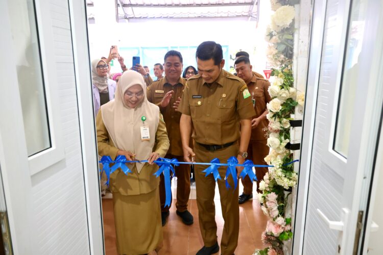 Plt Sekda Aceh M Nasir SIP MPA meresmikan pelayanan Fetomaternal dan Rehabilitasi Anak Berkebutuhan Khusus di Rumah Sakit Ibu dan Anak RSIA Pemerintah Aceh di Punge Juroeng Banda Aceh Senin 1952025