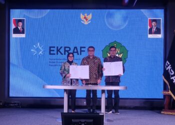 Rektor UIN Ar-Raniry Prof Dr Mujiburrahman MAg menandatangani nota kesepahaman (MoU) dengan Sekretaris Kemenekraf/Bekraf Dessy Ruhati, disaksikan Menteri Ekonomi Kreatif/Kepala Baparekraf Teuku Riefky Harsya, di Hall Connext Nine Space, Autograph Tower, Jakarta Pusat, Selasa (20/5/2025).