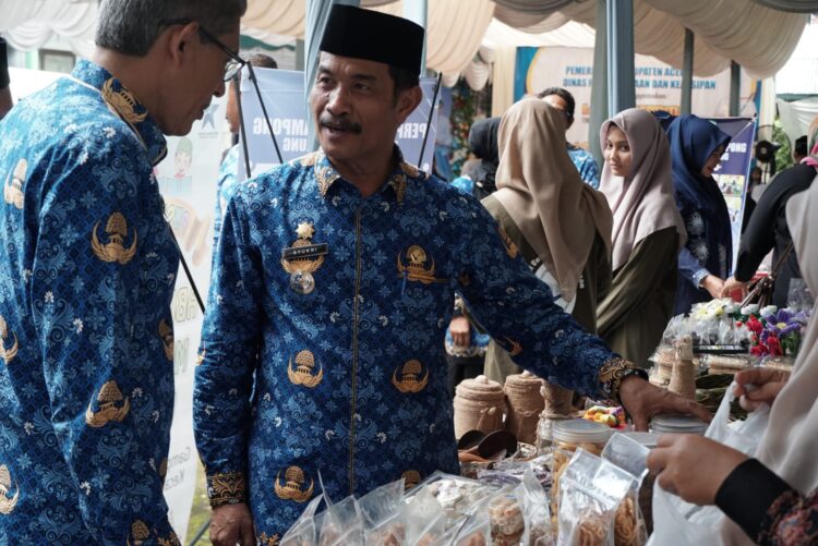 Wakil Bupati Aceh Besar Drs Syukri meninjau hasil karya masyarakat pada Bazar Literasi di halaman Disperpusip Aceh Besar Kota Jantho Selasa 20052025 FOTOMC ACEH BESAR KETIKKABARcom Wakil Bupati Aceh Besar Drs Syukri meninjau hasil karya masyarakat pada Bazar Literasi di halaman Disperpusip Aceh Besar Kota Jantho Selasa 20052025 FOTOMC ACEH BESAR