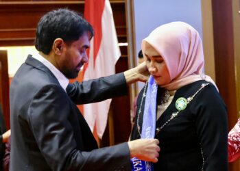 Gubernur Aceh Muzakir Manaf, mengukuhkan Ny.Marlina Muzakir sebagai Bunda Paud, Bunda Literasi, dan Ketua Forum Ikan Aceh, Anjong Mon Mata Banda Aceh, Selasa, 20/5/2025