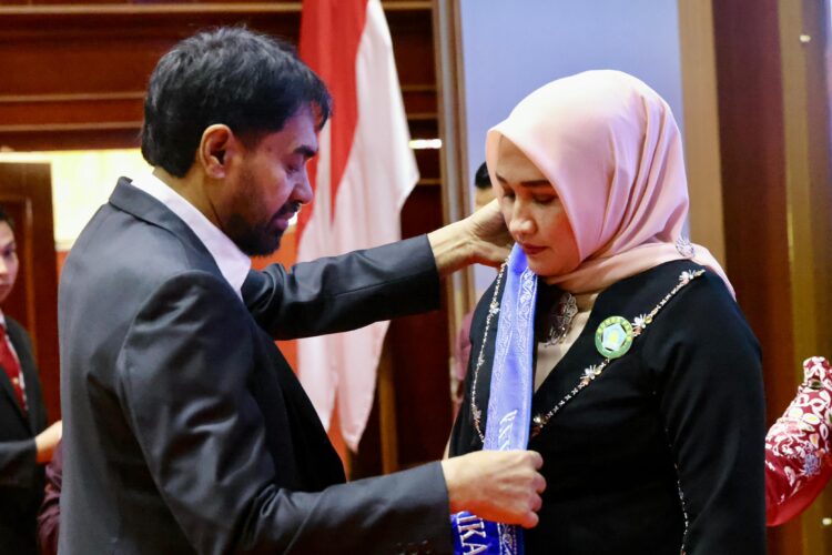 Gubernur Aceh Muzakir Manaf mengukuhkan NyMarlina Muzakir sebagai Bunda Paud Bunda Literasi dan Ketua Forum Ikan Aceh Anjong Mon Mata Banda Aceh Selasa 2052025 KETIKKABARcom Gubernur Aceh Muzakir Manaf mengukuhkan NyMarlina Muzakir sebagai Bunda Paud Bunda Literasi dan Ketua Forum Ikan Aceh Anjong Mon Mata Banda Aceh Selasa 2052025