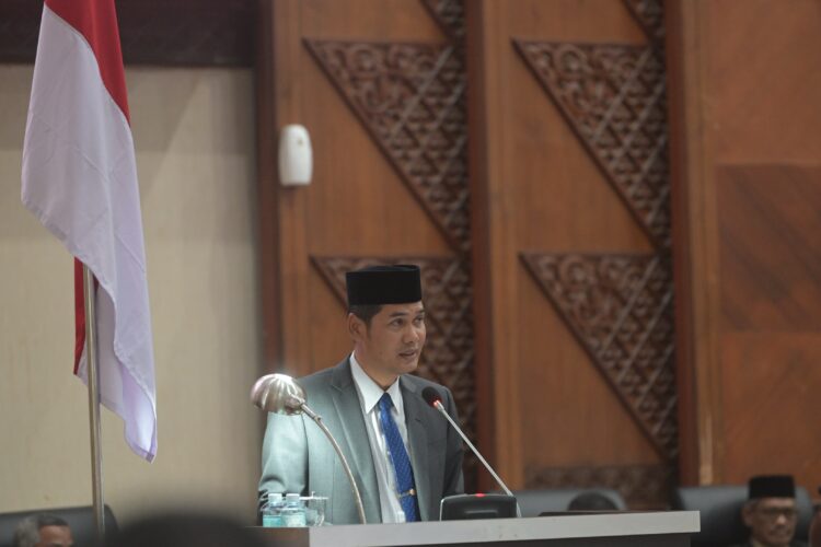 Plt Sekda Aceh M Nasir menyampaikan laporan Gubernur tentang penetapan draft revisi Undang Undang Nomor 11 tahun 2006 atau UUPA dalam rapat paripurna DPR Aceh di Gedung UUPA Rabu 2152025 KETIKKABARcom Plt Sekda Aceh M Nasir menyampaikan laporan Gubernur tentang penetapan draft revisi Undang Undang Nomor 11 tahun 2006 atau UUPA dalam rapat paripurna DPR Aceh di Gedung UUPA Rabu 2152025