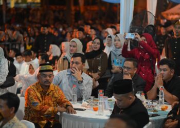 Asisten II Sekda Aceh Besar M Ali SSos MSi, menghadiri malam resepsi HUT ke-820 Kota Banda Aceh, di Taman Bustanussalatin, atau yang lebih dikenal sebagai Taman Sari, Kota Banda Aceh, Jumat (23/5/2025). FOTO/ MC ACEH BESAR