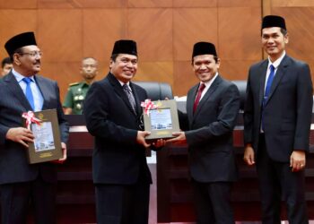 Wakil Gubernur Aceh Fadhlullah, SE, didampingi Plt Sekda Aceh, M. Nasir S.IP, MPA, menghadiri Rapat Paripurna DPRA dengan agenda Penyerahan Laporan Hasil Pemeriksaan (LHP) Badan Pemeriksa Keuangan (BPK) RI atas Laporan Keuangan Pemerintah Aceh tahun 2024, di Gedung Utama DPRA, Senin, 26/5/2025