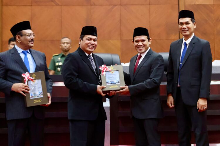 Wakil Gubernur Aceh Fadhlullah SE didampingi Plt Sekda Aceh M Nasir SIP MPA menghadiri Rapat Paripurna DPRA dengan agenda Penyerahan Laporan Hasil Pemeriksaan LHP Badan Pemeriksa Keuangan BPK RI atas Laporan Keuangan Pemerintah Aceh tahun 2024 di Gedung Utama DPRA Senin 2652025 KETIKKABARcom Wakil Gubernur Aceh Fadhlullah SE didampingi Plt Sekda Aceh M Nasir SIP MPA menghadiri Rapat Paripurna DPRA dengan agenda Penyerahan Laporan Hasil Pemeriksaan LHP Badan Pemeriksa Keuangan BPK RI atas Laporan Keuangan Pemerintah Aceh tahun 2024 di Gedung Utama DPRA Senin 2652025