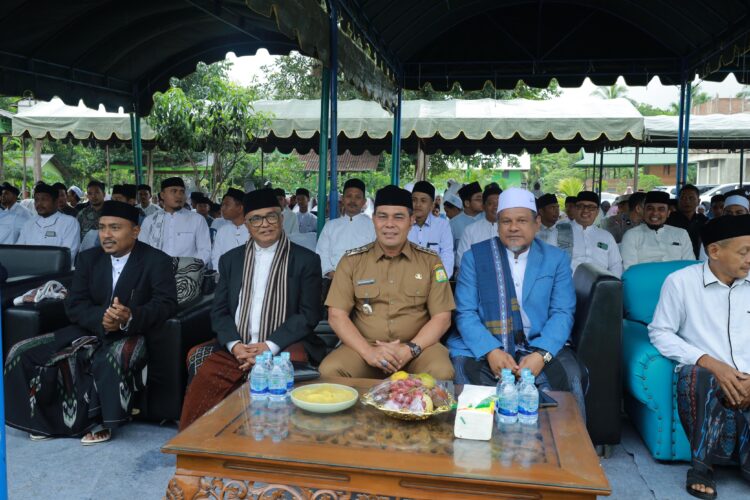 Bupati Aceh Besar H Syech Muharram Idris hadir pada Pelantikan Pengurus IMNAD Kabupaten Aceh Besar di Dayah Misbahul Wara Gampong Semeureung Sukamakmur Senin 26052025 FOTO PROKOPIM PEMKAB ACEH BESAR
