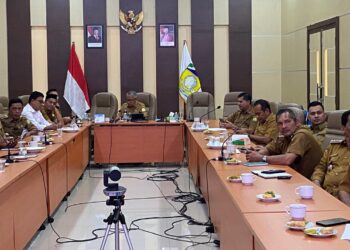 Asisten I Sekdakab Aceh Besar Farhan AP mengikuti Rapat Koordinasi Akselerasi Pembentukan Koperasi Desa Merah Putih di ruang Rapat Kantor Bupati Aceh Besar, Kota Jantho, Senin (19/5/2025). FOTO/ PROKOPIM PEMKAB ACEH BESAR