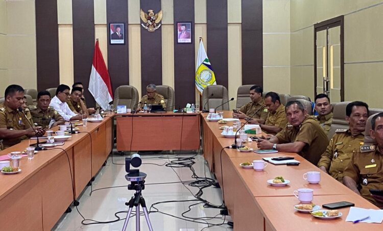 Asisten I Sekdakab Aceh Besar Farhan AP mengikuti Rapat Koordinasi Akselerasi Pembentukan Koperasi Desa Merah Putih di ruang Rapat Kantor Bupati Aceh Besar Kota Jantho Senin 1952025 FOTO PROKOPIM PEMKAB ACEH BESAR KETIKKABARcom Asisten I Sekdakab Aceh Besar Farhan AP mengikuti Rapat Koordinasi Akselerasi Pembentukan Koperasi Desa Merah Putih di ruang Rapat Kantor Bupati Aceh Besar Kota Jantho Senin 1952025 FOTO PROKOPIM PEMKAB ACEH BESAR