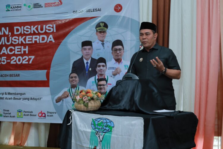 Bupati Aceh Besar Muharram Idris memberi sambutan pada seremoni Pelantikan Diskusi Publik dan Muskerda PD KAMMI Aceh Besar periode 20252027 di Gedung Dekranasda Aceh Besar Kecamatan Ingin Jaya pada Jumat 2352025 FOTOMC ACEH BESAR