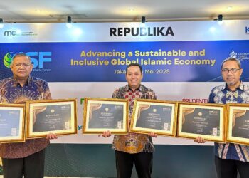 Staf Ahli Gubernur Bidang Perekonomian, Keuangan dan Pembangunan, Restu Andi Surya, SSTP, MPA, Mewakili Wakil Gubernur Aceh Menghadiri Acara Penerimaan Penghargaan Anugerah Adinata Syariah 2025 dan Indonesia Sharia Forum (ISF) 2025 yang di Selenggarakan Oleh Komite Nasional Ekonomi Keuangan Syariah (KNEKS) dan Republika. Di Le Meridien Jakarta 26 Mei 2025