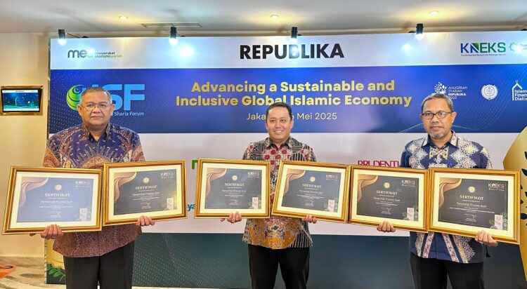 Staf Ahli Gubernur Bidang Perekonomian Keuangan dan Pembangunan Restu Andi Surya SSTP MPA Mewakili Wakil Gubernur Aceh Menghadiri Acara Penerimaan Penghargaan Anugerah Adinata Syariah 2025 dan Indonesia Sharia Forum ISF 2025 yang di Selenggarakan Oleh Komite Nasional Ekonomi Keuangan Syariah KNEKS dan Republika Di Le Meridien Jakarta 26 Mei 2025