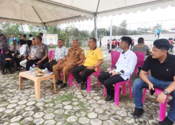 Kadisparpora Aceh Besar Abdullah SSos, menghadiri pembukaan Turnamen Bola Voli dalam rangka memperingati HUT ke-79 Bhayangkara, di lapangan voli Mapolres Aceh Besar, Kota Jantho, Senin (26/5/2025). FOTO/ MC ACEH BESAR