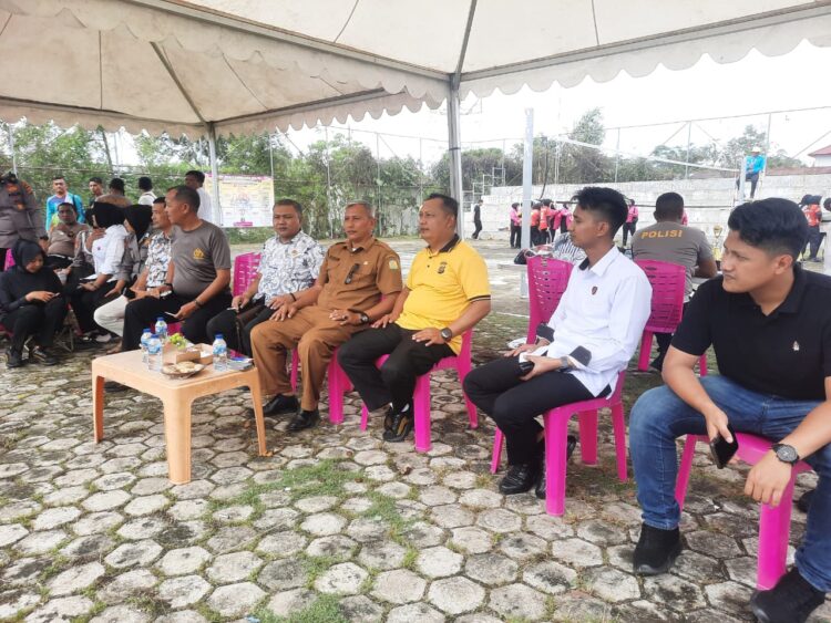 Kadisparpora Aceh Besar Abdullah SSos menghadiri pembukaan Turnamen Bola Voli dalam rangka memperingati HUT ke 79 Bhayangkara di lapangan voli Mapolres Aceh Besar Kota Jantho Senin 2652025 FOTO MC ACEH BESAR