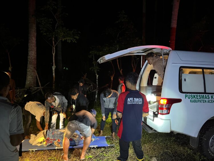 Petugas BPBD Aceh Besar Pos Lamteuba bersama masyarakat mengevakuasi korban di area perkebunan Gampong Lambada Kemukiman Lamteuba Kecamatan Seulimum Kabupaten Aceh Besar Senin 2652025 malam FOTO DOK BPBD ACEH BESAR KETIKKABARcom Petugas BPBD Aceh Besar Pos Lamteuba bersama masyarakat mengevakuasi korban di area perkebunan Gampong Lambada Kemukiman Lamteuba Kecamatan Seulimum Kabupaten Aceh Besar Senin 2652025 malam FOTO DOK BPBD ACEH BESAR