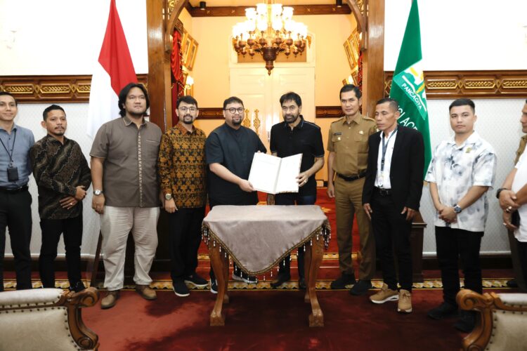 Gubernur Aceh Muzakir manaf bersama Setda Aceh secara resmi menandatangani nota kesepahaman MoU dengan PT Flora Agung Grup dalam acara yang digelar di Meuligoe Gubernur Aceh Selasa 27 Mei 2025 KETIKKABARcom Gubernur Aceh Muzakir manaf bersama Setda Aceh secara resmi menandatangani nota kesepahaman MoU dengan PT Flora Agung Grup dalam acara yang digelar di Meuligoe Gubernur Aceh Selasa 27 Mei 2025