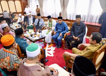 Wakil Gubernur Aceh Fadhlullah SE menerima dan Dipeusijuek sejumlah ulama jelang keberangkatannya ke Tanah Suci Mekkah untuk menunaikan ibadah haji di ruang kerja Wakil Gubernur Aceh Selasa 2752025 KETIKKABARcom Wakil Gubernur Aceh Fadhlullah SE menerima dan Dipeusijuek sejumlah ulama jelang keberangkatannya ke Tanah Suci Mekkah untuk menunaikan ibadah haji di ruang kerja Wakil Gubernur Aceh Selasa 2752025