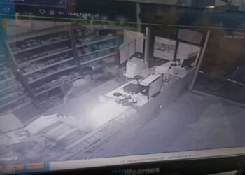 Rekaman CCTV aksi pencurian di minimarket di Sukabumi. [ Foto: Metro TV]