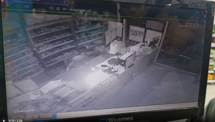 Rekaman CCTV aksi pencurian di minimarket di Sukabumi Foto Metro TV KETIKKABARcom Rekaman CCTV aksi pencurian di minimarket di Sukabumi Foto Metro TV