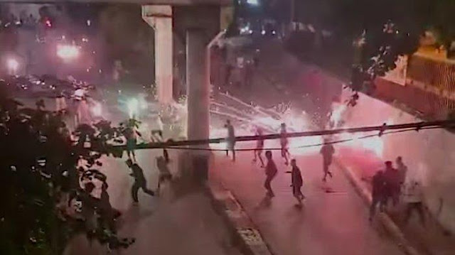 tawuranmanggarai234jpg KETIKKABARcom Bentrok Warga Manggarai vs Tambak Meledak Botol dan Sajam Melayang Jalan Lumpuh Total Warga Panik