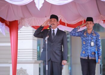 Wakil Bupati Aceh Besar Drs H Syukri bertindak selaku Inspektur Upacara Hari Lahir Pancasila Tahun 2025 di halaman Kantor Bupati Aceh Besar, Kota Jantho, Senin (2/6/2025). FOTO/ MC ACEH BESAR