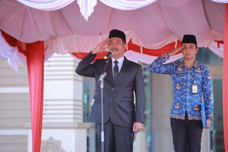 Wakil Bupati Aceh Besar Drs H Syukri bertindak selaku Inspektur Upacara Hari Lahir Pancasila Tahun 2025 di halaman Kantor Bupati Aceh Besar Kota Jantho Senin 262025 FOTO MC ACEH BESAR KETIKKABARcom Wakil Bupati Aceh Besar Drs H Syukri bertindak selaku Inspektur Upacara Hari Lahir Pancasila Tahun 2025 di halaman Kantor Bupati Aceh Besar Kota Jantho Senin 262025 FOTO MC ACEH BESAR