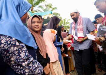 Gubernur Aceh, Muzakir Manaf, didampingi Bupati Aceh Nagan Raya TR.Keumangan, menyerahkan secara simbolis bantuan gubernur untuk 1000 anak yatim Nagan Raya, di Pesantren Hidayatul Al-Mustafid, Darul Makmur, Nagan Raya, Rabu, 4/6/2025.