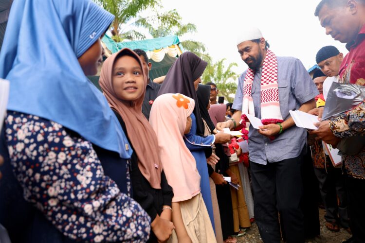 Gubernur Aceh Muzakir Manaf didampingi Bupati Aceh Nagan Raya TRKeumangan menyerahkan secara simbolis bantuan gubernur untuk 1000 anak yatim Nagan Raya di Pesantren Hidayatul Al Mustafid Darul Makmur Nagan Raya Rabu 462025
