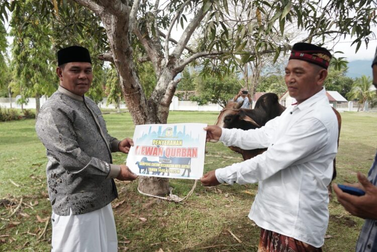 Bupati Aceh Besar H Muharram Idris Syech Muharram secara simbolis menyerahkan hewan qurban di Masjid Agung AlMunawwarah Kota Jantho Aceh Besar Jumat 662025 FOTO MC ACEH BESAR KETIKKABARcom Bupati Aceh Besar H Muharram Idris Syech Muharram secara simbolis menyerahkan hewan qurban di Masjid Agung Al Munawwarah Kota Jantho Aceh Besar Jumat 662025 FOTO MC ACEH BESAR