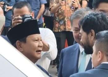 Gubernur Aceh Muzakir Manaf berbincang singkat dengan Presiden RI Prabowo Subianto di sela sela menghadiri pertemuan International Conference on Infrastructure (ICI) di JCC Senayan Jakarta, Kamis , 12 Juni 2025.