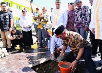 Bupati Aceh Besar, H Syech Muharram Idris melakukan Peletakan Batu Pertama Pembangunan Masjid Nuur AR Radhiyyah RSU Putri Bidadari Aceh di Gampong Lamreung, Kecamatan Darul Imarah, Aceh Besar, Jumat (13/06/2025). FOTO/MC ACEH BESAR