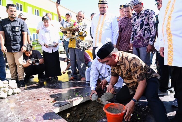 Bupati Aceh Besar H Syech Muharram Idris melakukan Peletakan Batu Pertama Pembangunan Masjid Nuur AR Radhiyyah RSU Putri Bidadari Aceh di Gampong Lamreung Kecamatan Darul Imarah Aceh Besar Jumat 13062025 FOTOMC ACEH BESAR KETIKKABARcom Bupati Aceh Besar H Syech Muharram Idris melakukan Peletakan Batu Pertama Pembangunan Masjid Nuur AR Radhiyyah RSU Putri Bidadari Aceh di Gampong Lamreung Kecamatan Darul Imarah Aceh Besar Jumat 13062025 FOTOMC ACEH BESAR