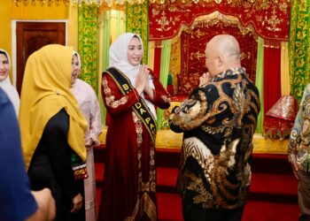 Bunda PAUD Aceh Marlina Usman menerima kunjungan Eko Susanto, Sekretaris Direktorat Jenderal Pendidikan Anak Usia Dini, Pendidikan Dasar, dan Pendidikan Menengah Kemendikdasmen, di Meuligoe Gubernur Aceh, Jumat (13/6/2025). Dalam pertemuan ini, Marlina turut menandatangani deklarasi memperkuat sistem pendidikan nasional.