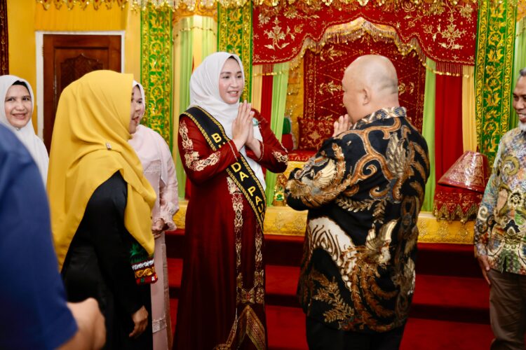 Bunda PAUD Aceh Marlina Usman menerima kunjungan Eko Susanto Sekretaris Direktorat Jenderal Pendidikan Anak Usia Dini Pendidikan Dasar dan Pendidikan Menengah Kemendikdasmen di Meuligoe Gubernur Aceh Jumat 1362025 Dalam pertemuan ini Marlina turut menandatangani deklarasi memperkuat sistem pendidikan nasional KETIKKABARcom Bunda PAUD Aceh Marlina Usman menerima kunjungan Eko Susanto Sekretaris Direktorat Jenderal Pendidikan Anak Usia Dini Pendidikan Dasar dan Pendidikan Menengah Kemendikdasmen di Meuligoe Gubernur Aceh Jumat 1362025 Dalam pertemuan ini Marlina turut menandatangani deklarasi memperkuat sistem pendidikan nasional